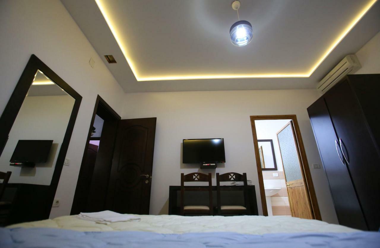 Hotel Paris Berat Exterior photo